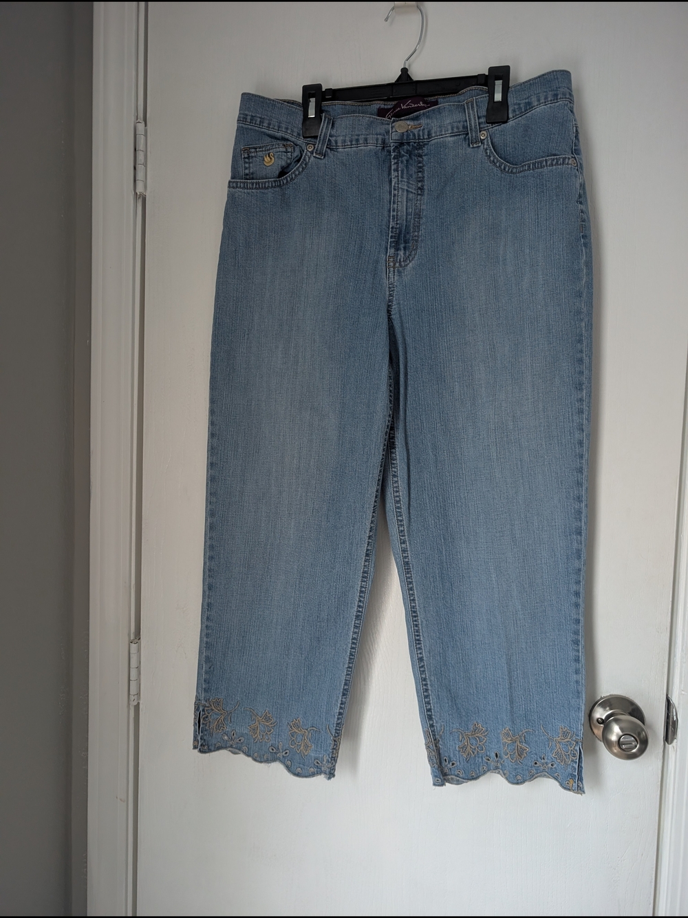 Gloria Vanderbilt Light Blue Cropped Jeans with Embroidered Scallop Hem